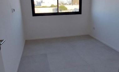 Hermosa casa sobre lote interno central a espacio verde en Santa Elena - Pilar del Este