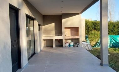 Hermosa casa sobre lote interno central a espacio verde en Santa Elena - Pilar del Este