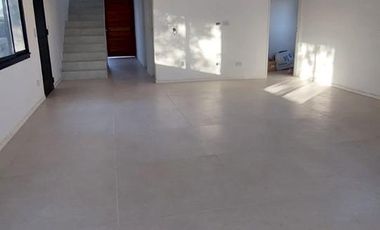 Hermosa casa sobre lote interno central a espacio verde en Santa Elena - Pilar del Este