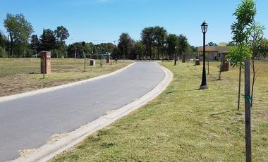 Hermosa casa sobre lote interno central a espacio verde en Santa Elena - Pilar del Este