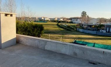 Hermosa casa sobre lote interno central a espacio verde en Santa Elena - Pilar del Este
