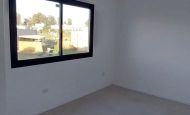 Hermosa casa sobre lote interno central a espacio verde en Santa Elena - Pilar del Este