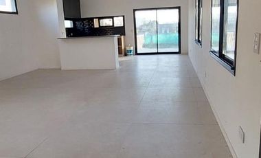 Hermosa casa sobre lote interno central a espacio verde en Santa Elena - Pilar del Este
