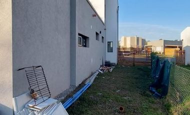 Hermosa casa sobre lote interno central a espacio verde en Santa Elena - Pilar del Este