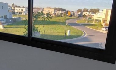 Hermosa casa sobre lote interno central a espacio verde en Santa Elena - Pilar del Este