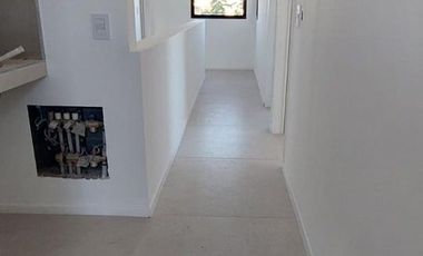 Hermosa casa sobre lote interno central a espacio verde en Santa Elena - Pilar del Este