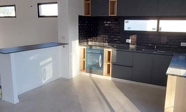 Hermosa casa sobre lote interno central a espacio verde en Santa Elena - Pilar del Este