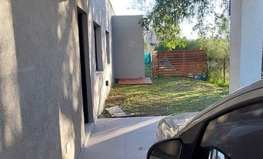 Hermosa casa sobre lote interno central a espacio verde en Santa Elena - Pilar del Este