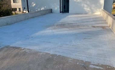 Hermosa casa sobre lote interno central a espacio verde en Santa Elena - Pilar del Este