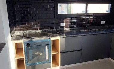 Hermosa casa sobre lote interno central a espacio verde en Santa Elena - Pilar del Este