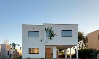 Hermosa casa sobre lote interno central a espacio verde en Santa Elena - Pilar del Este