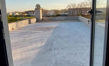 Hermosa casa sobre lote interno central a espacio verde en Santa Elena - Pilar del Este