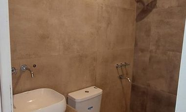 Hermosa casa sobre lote interno central a espacio verde en Santa Elena - Pilar del Este