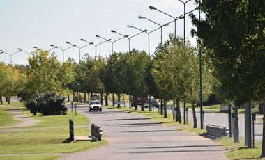 Hermosa casa sobre lote interno central a espacio verde en Santa Elena - Pilar del Este
