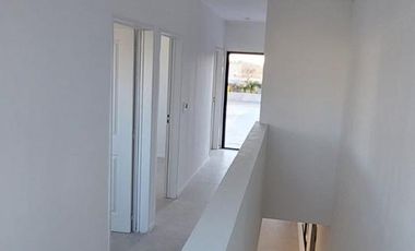 Hermosa casa sobre lote interno central a espacio verde en Santa Elena - Pilar del Este