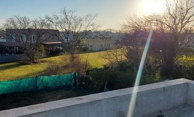 Hermosa casa sobre lote interno central a espacio verde en Santa Elena - Pilar del Este