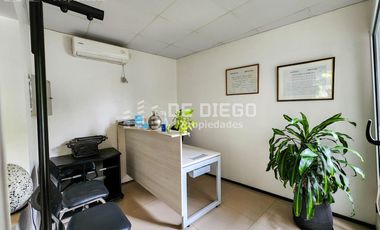Oficina en Venta de 209 m2 en primer piso por escalera con local a la calle. San Isidro centro
