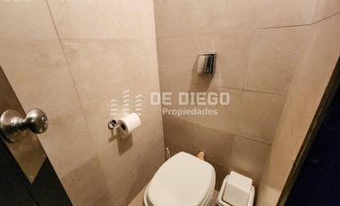 Oficina en Venta de 209 m2 en primer piso por escalera con local a la calle. San Isidro centro