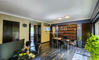 Oficina en Venta de 209 m2 en primer piso por escalera con local a la calle. San Isidro centro
