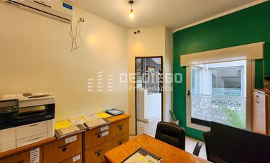 Oficina en Venta de 209 m2 en primer piso por escalera con local a la calle. San Isidro centro