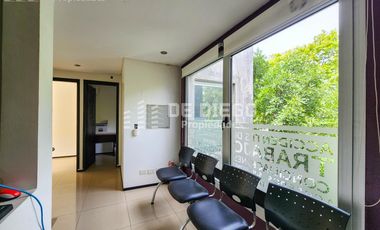 Oficina en Venta de 209 m2 en primer piso por escalera con local a la calle. San Isidro centro