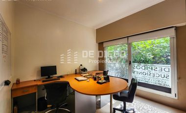 Oficina en Venta de 209 m2 en primer piso por escalera con local a la calle. San Isidro centro