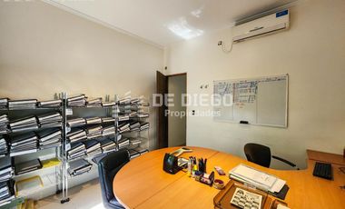 Oficina en Venta de 209 m2 en primer piso por escalera con local a la calle. San Isidro centro
