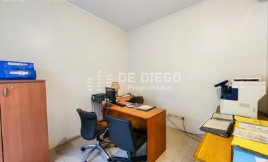 Oficina en Venta de 209 m2 en primer piso por escalera con local a la calle. San Isidro centro