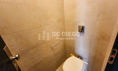 Oficina en Venta de 209 m2 en primer piso por escalera con local a la calle. San Isidro centro