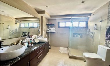 ELEGANTE CASA EN VENTA DE DOS PISOS EN VILLA SANTOS