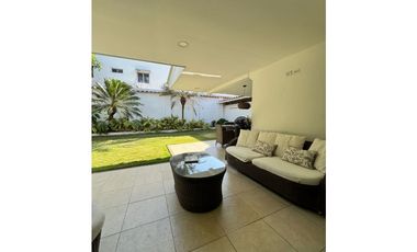ELEGANTE CASA EN VENTA DE DOS PISOS EN VILLA SANTOS