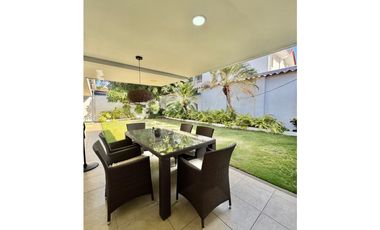 ELEGANTE CASA EN VENTA DE DOS PISOS EN VILLA SANTOS