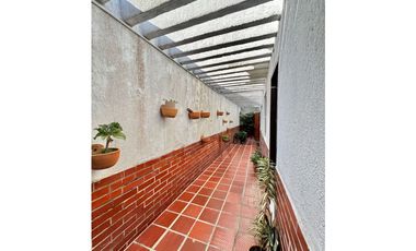 ELEGANTE CASA EN VENTA DE DOS PISOS EN VILLA SANTOS