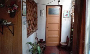 Casa de 5 ambientes en venta, próxima al centro de Quilmes.