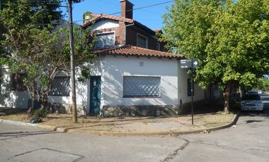 Casa de 5 ambientes en venta, próxima al centro de Quilmes.