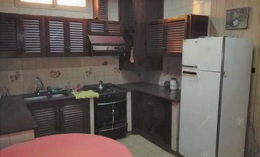 Casa de 5 ambientes en venta, próxima al centro de Quilmes.