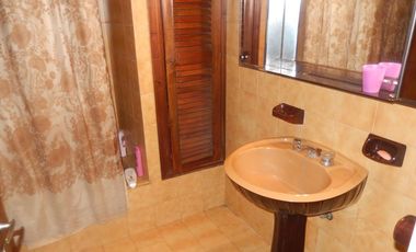 Casa de 5 ambientes en venta, próxima al centro de Quilmes.