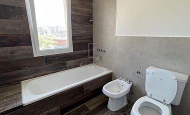 Casa en Venta c/renta frente a plaza. 3 dormitorios y dependencia. Barrio Cerrado San Matias, Escoba