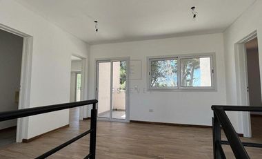Casa en Venta c/renta frente a plaza. 3 dormitorios y dependencia. Barrio Cerrado San Matias, Escoba