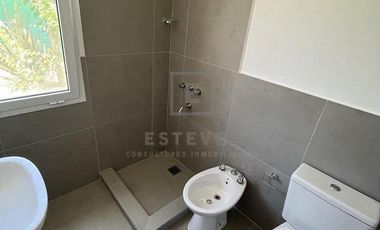 Casa en Venta c/renta frente a plaza. 3 dormitorios y dependencia. Barrio Cerrado San Matias, Escoba