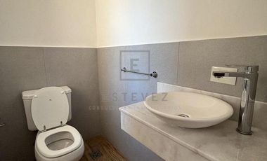Casa en Venta c/renta frente a plaza. 3 dormitorios y dependencia. Barrio Cerrado San Matias, Escoba