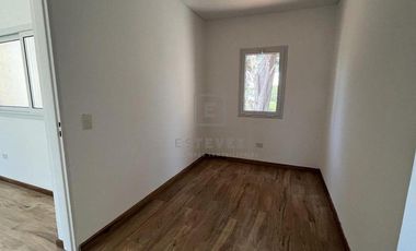 Casa en Venta c/renta frente a plaza. 3 dormitorios y dependencia. Barrio Cerrado San Matias, Escoba