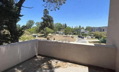 Casa en Venta c/renta frente a plaza. 3 dormitorios y dependencia. Barrio Cerrado San Matias, Escoba