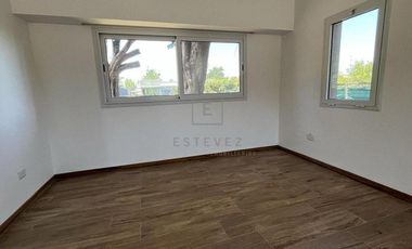 Casa en Venta c/renta frente a plaza. 3 dormitorios y dependencia. Barrio Cerrado San Matias, Escoba