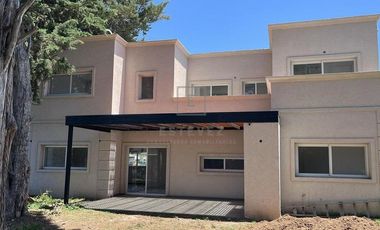 Casa en Venta c/renta frente a plaza. 3 dormitorios y dependencia. Barrio Cerrado San Matias, Escoba