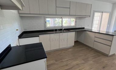 Casa en Venta c/renta frente a plaza. 3 dormitorios y dependencia. Barrio Cerrado San Matias, Escoba