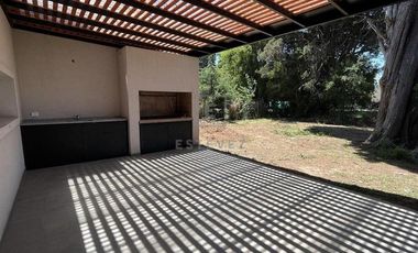 Casa en Venta c/renta frente a plaza. 3 dormitorios y dependencia. Barrio Cerrado San Matias, Escoba