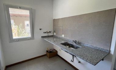 Casa en Venta c/renta frente a plaza. 3 dormitorios y dependencia. Barrio Cerrado San Matias, Escoba