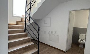 Casa en Venta c/renta frente a plaza. 3 dormitorios y dependencia. Barrio Cerrado San Matias, Escoba