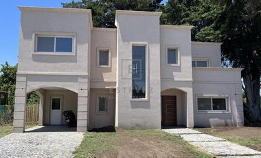 Casa en Venta c/renta frente a plaza. 3 dormitorios y dependencia. Barrio Cerrado San Matias, Escoba